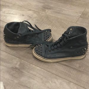 Versatile distressed lace-up sneaker